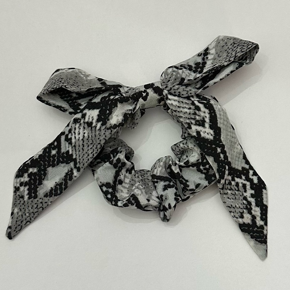 NWOT Snakeskin Bow Hair Scrunchie Black White One Size